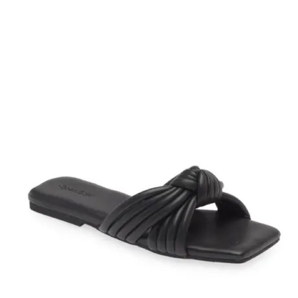 NEVER WORN black flat sandals